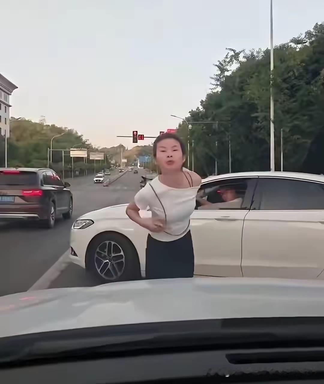 重庆拦车女子要社死了，同时社死的还有她的老公。
​他们现在已经不是强行加塞这一件
