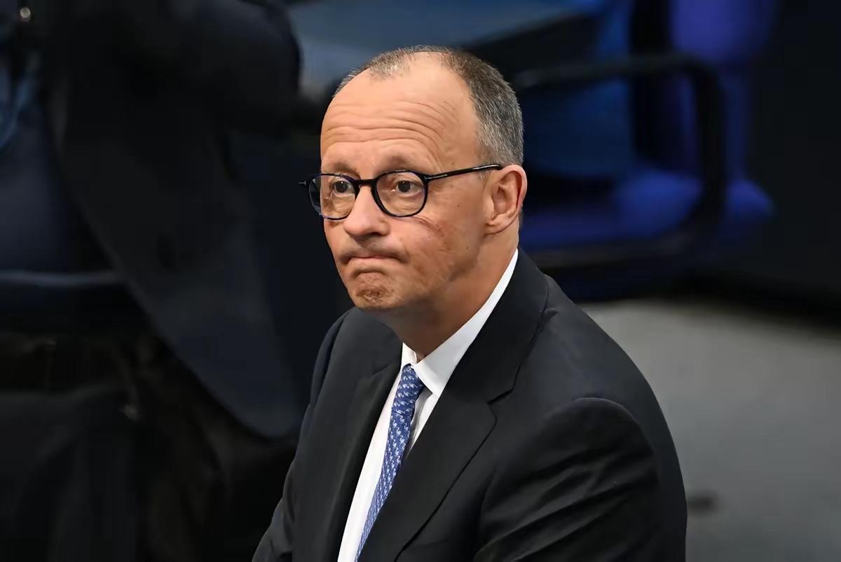 跟中国叫板救不了默茨，德国人已经在赶人了。

8月8日，德国东部萨克森州普劳恩市