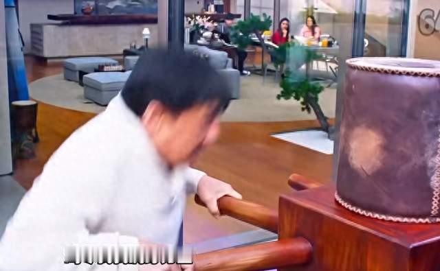 72岁成龙裸身视频出圈，一身紧实肌肉看呆网友