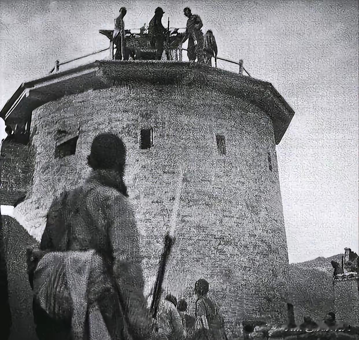 1943年，山东某个村子里最能干的铁匠被鬼子抓去修碉堡。他趁着守夜偷了两把枪往外