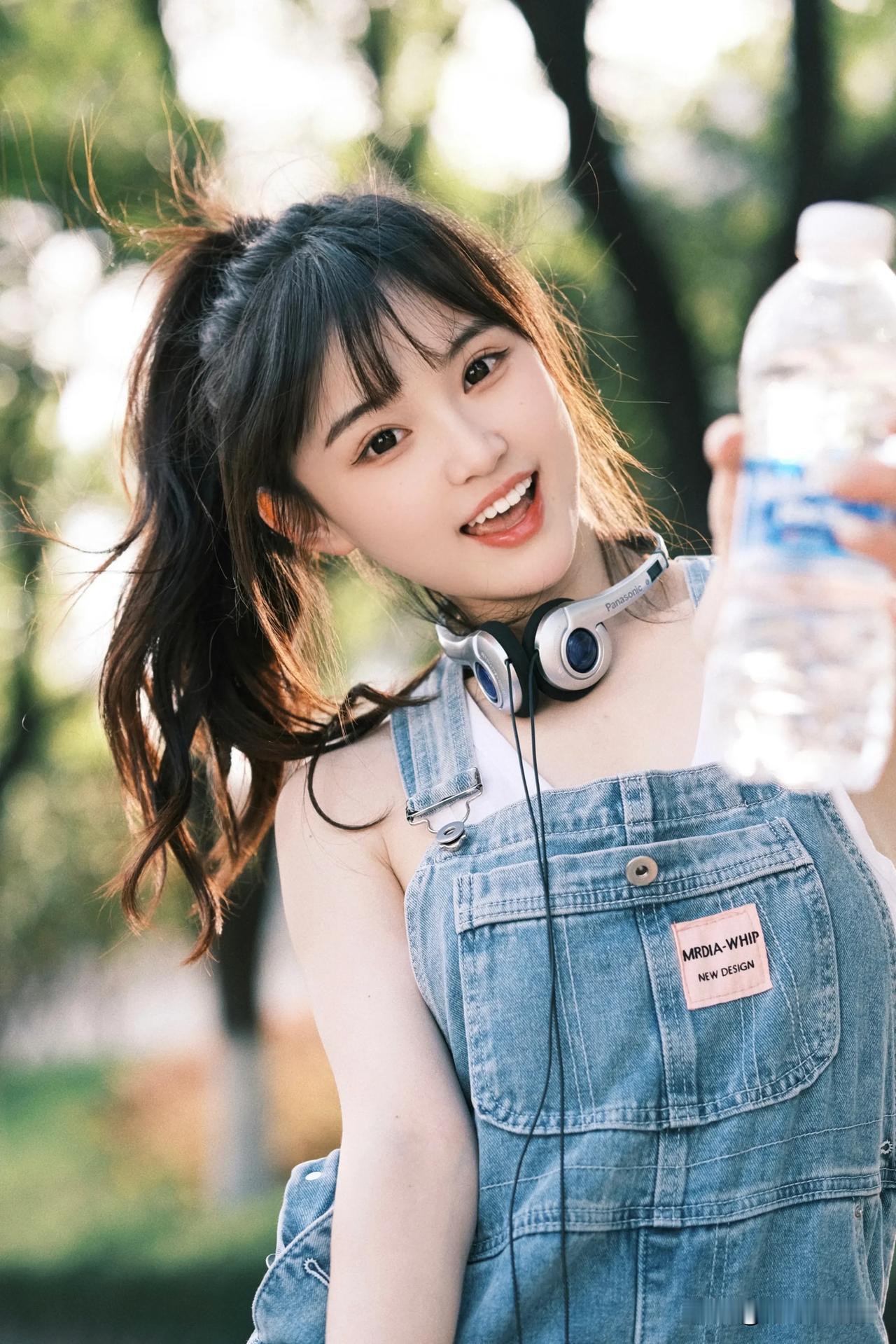 快乐的马尾辫美少女