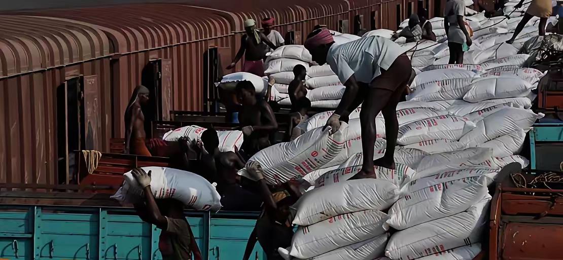 印度那边出问题了，急得要命。

他们用来生产化肥的天然气快没了，尿素眼看要断供。