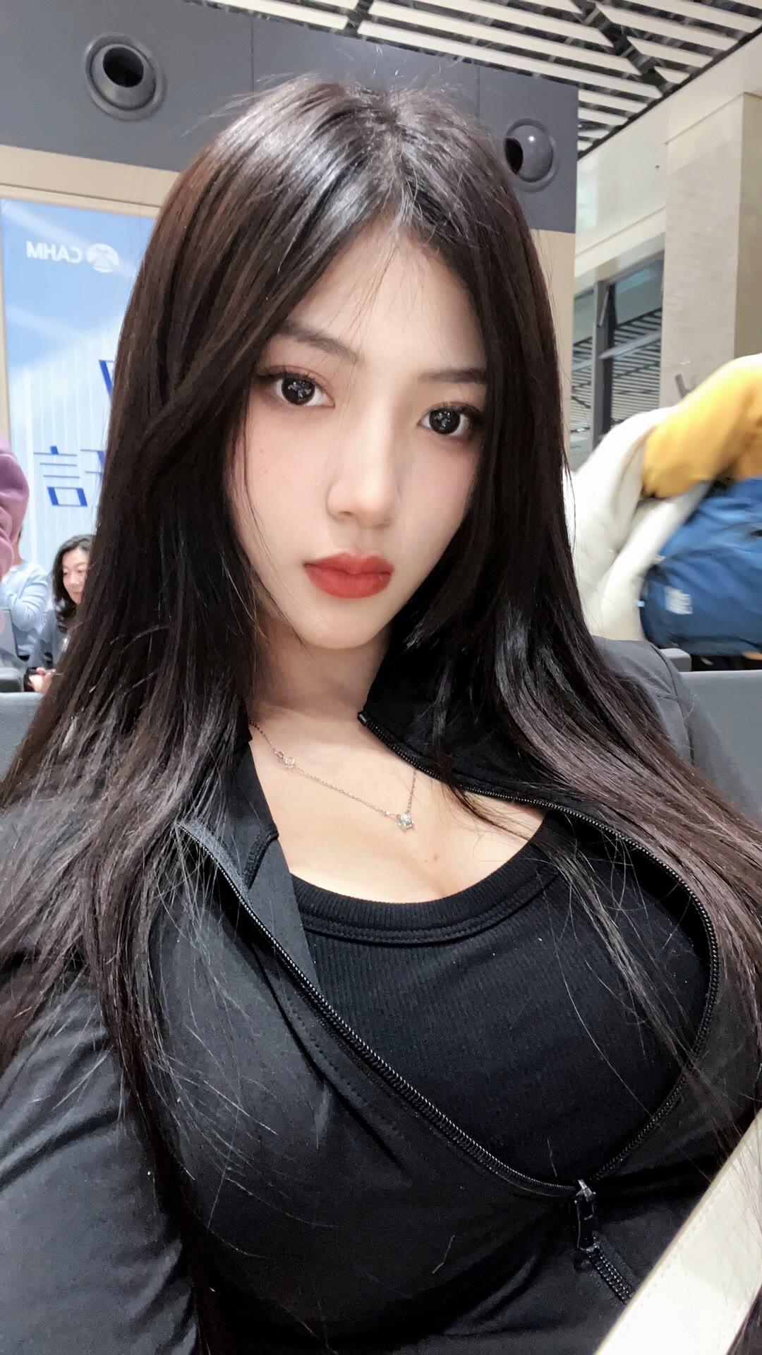 在机场的美丽瞬间，黑发红唇，时尚穿搭，美不胜收！