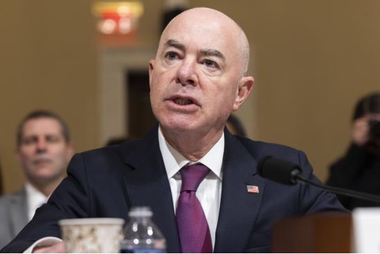 真够乱的！美国关键安保部门紧急换帅，54比45敲定新人，上来就接手一堆烂摊子。