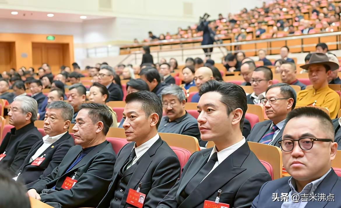 黄晓明坐第一排，不是靠喊出来的，是真干出来的。
他现在不靠热搜活着，也不靠粉丝打