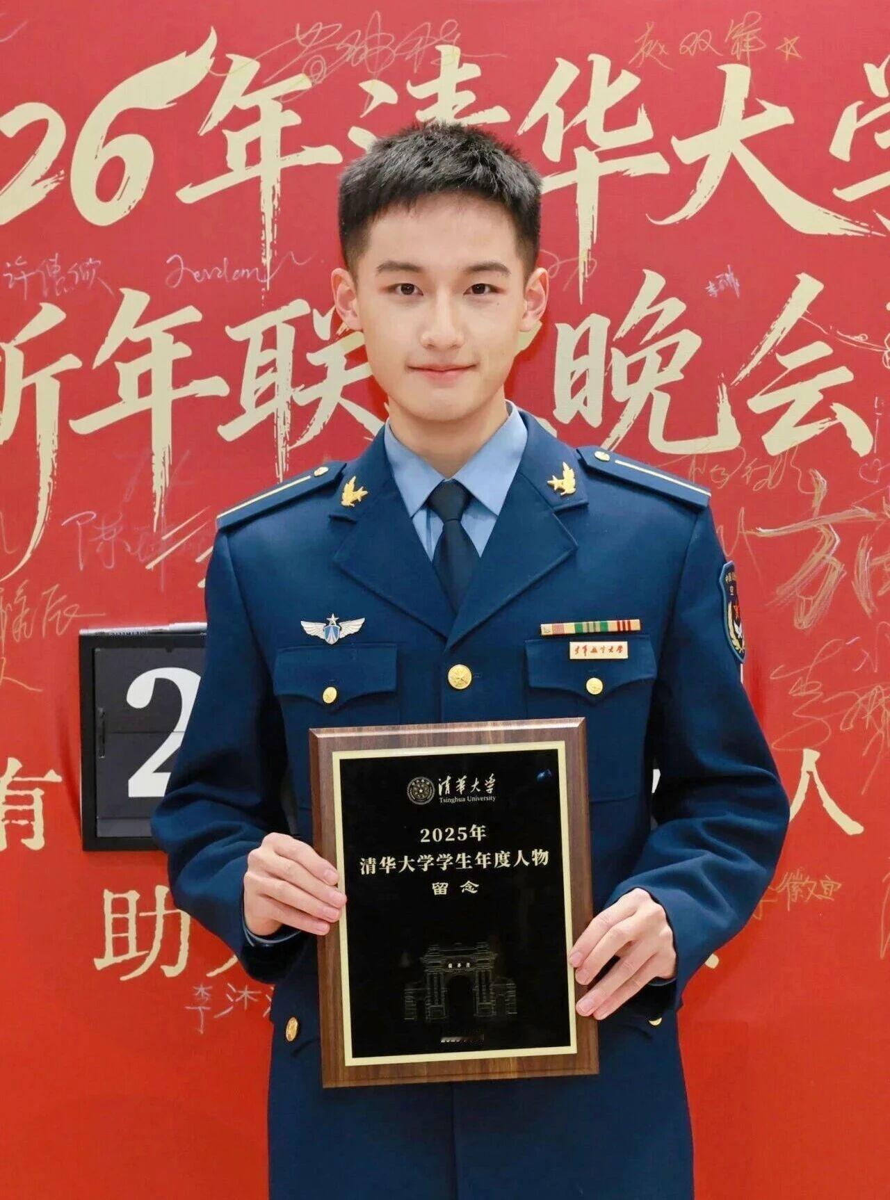 战机轰鸣与清华书香相映成趣，飞行学员陈秀虎以青春作答书写奋进答卷，成功当选清华大