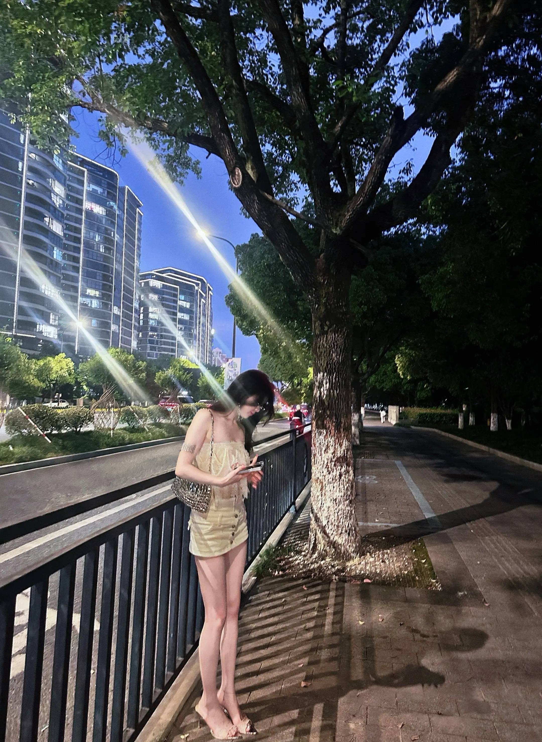 世界那么大  有人给你难堪 有人给你解围 有人给你撑腰 爱你的人自然知道如何爱你