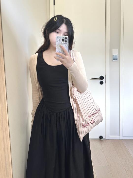 📸🖤这件小黑裙绝了！好显瘦