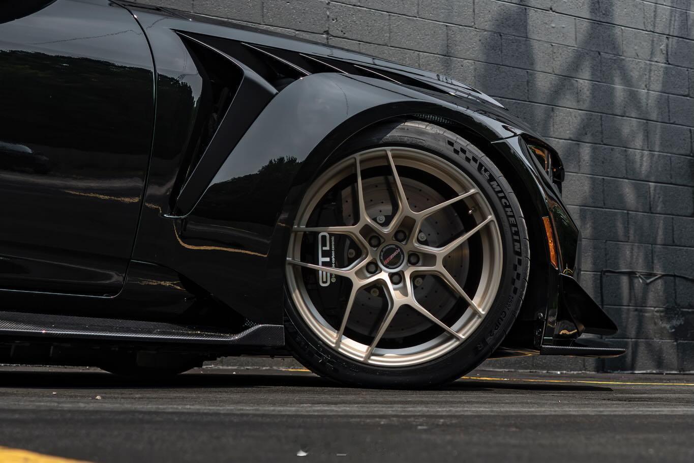 福特Mustang GTD 纯黑福特Mustang GTD换上新鞋子。黑，至暗，