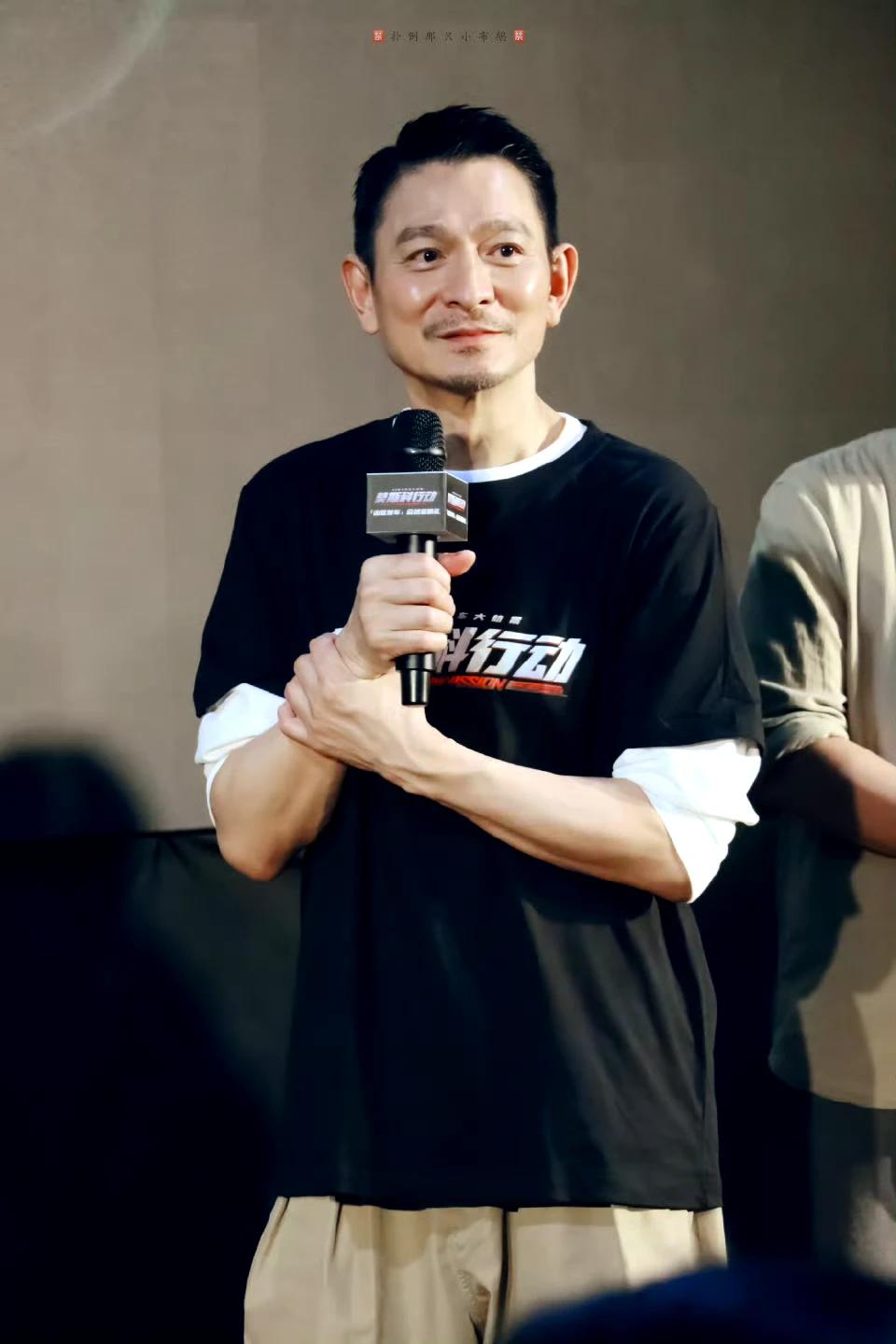 这是60几岁的刘德华[捂脸]
逆生长回到了小鲜肉的年代，
他真的是个传奇[呲牙]