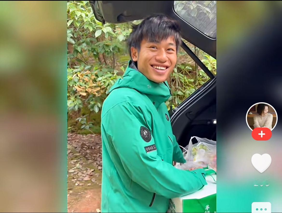 看得出来，
此时此刻，
林北比拿到比赛奖金还要开心，因为他回到了老家回到了爸爸妈