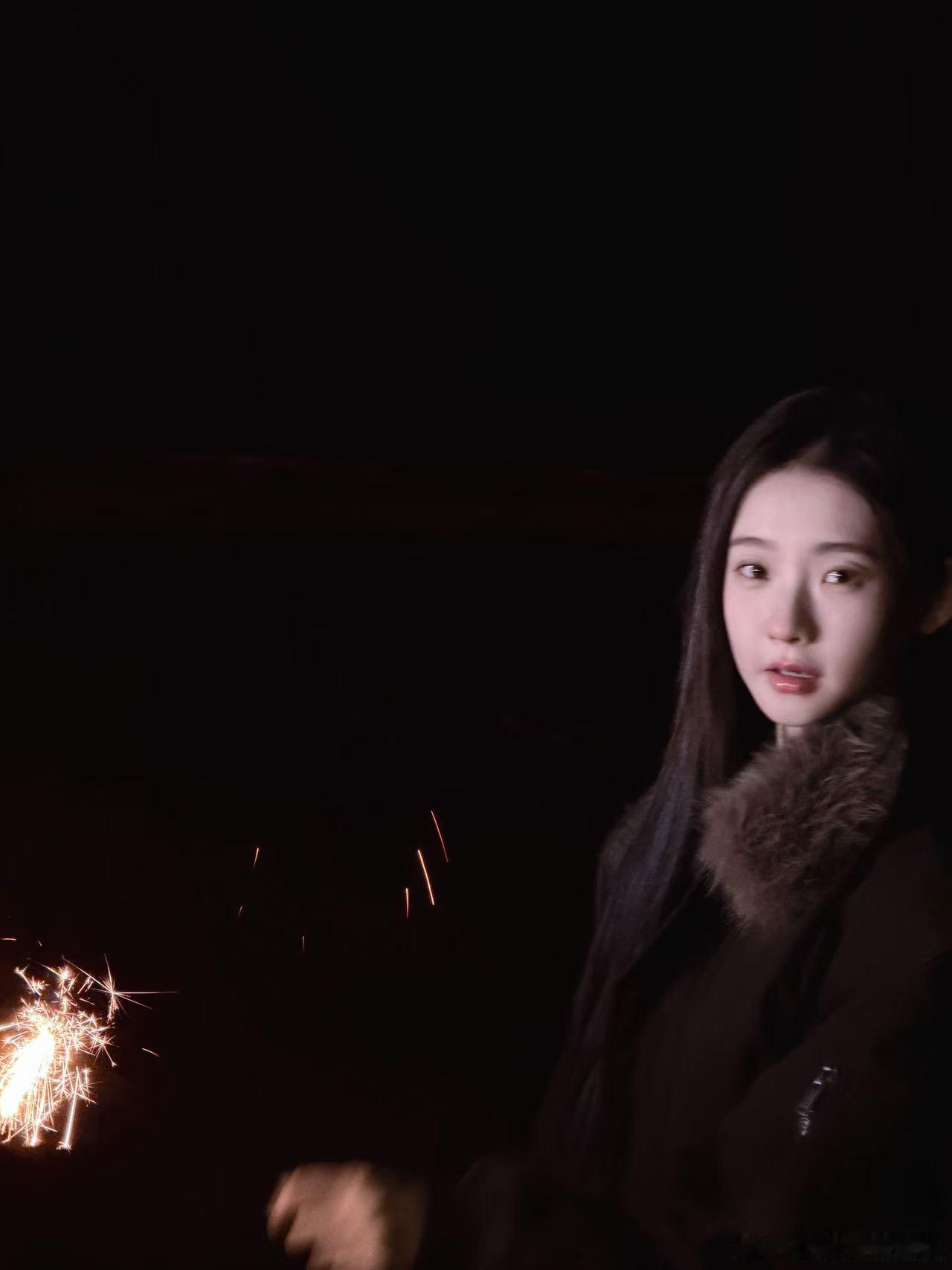 张艺凡美成大头贴 谁懂啊，张艺凡在海边夜色里真的像暗夜精灵，闪光灯一打整个人都柔