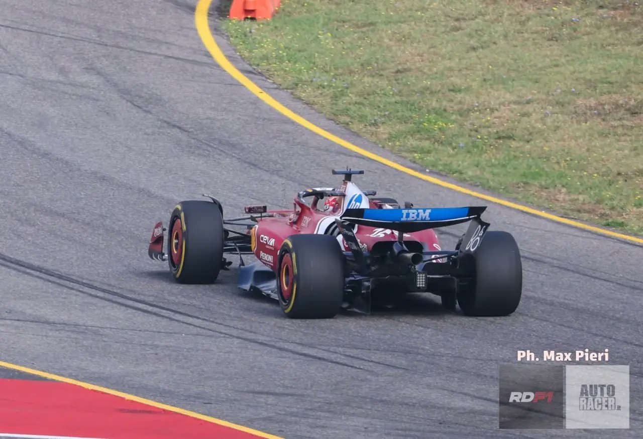 f1 勒克莱尔驾驶SF-25在穆杰罗赛道进行官方拍摄日，搭载着全新后悬挂。吉奥维