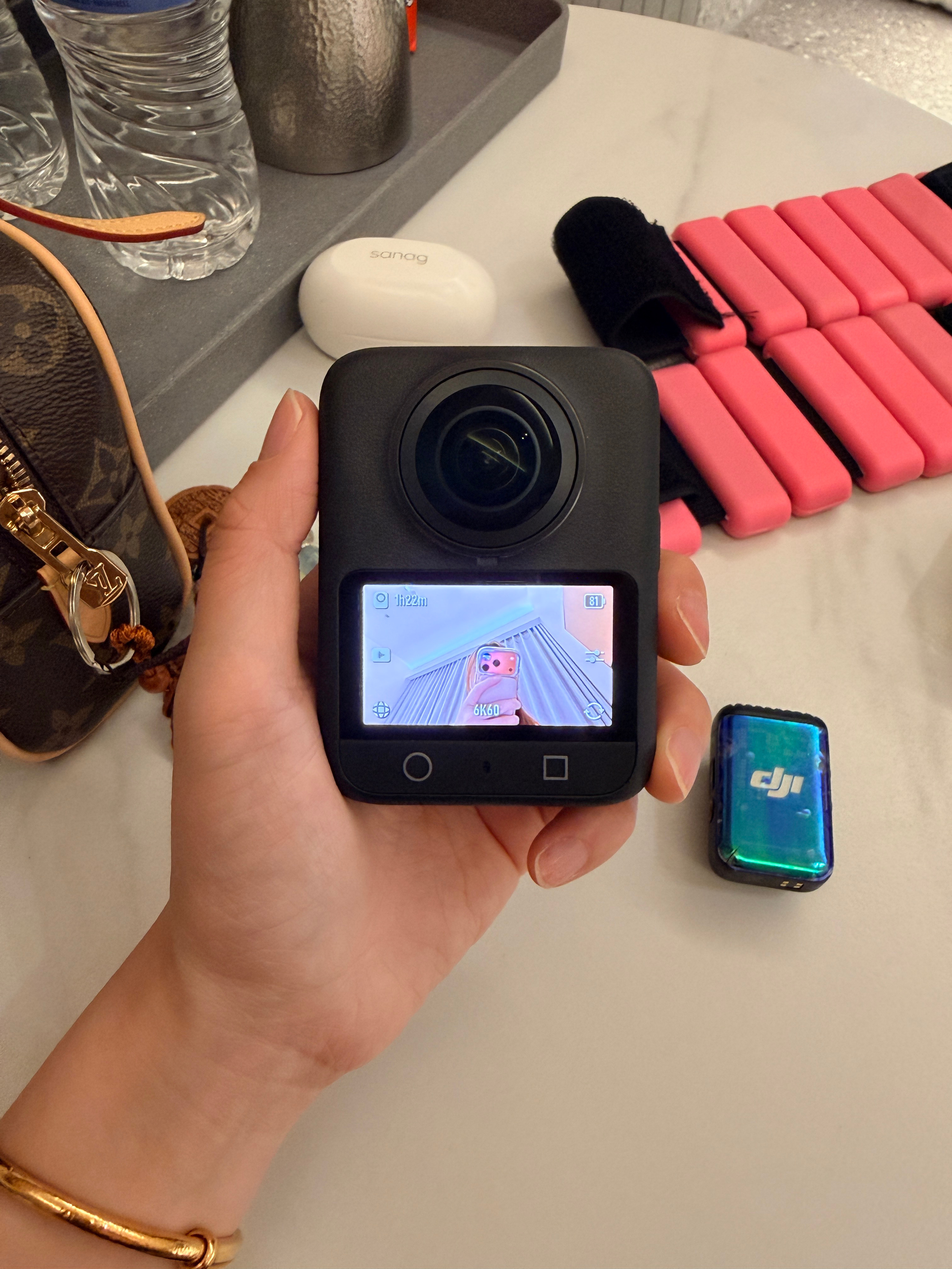 素颜录了几段视频才发现它的确是360无死角把我架二郎腿的爷们儿姿势都拍了下来是真