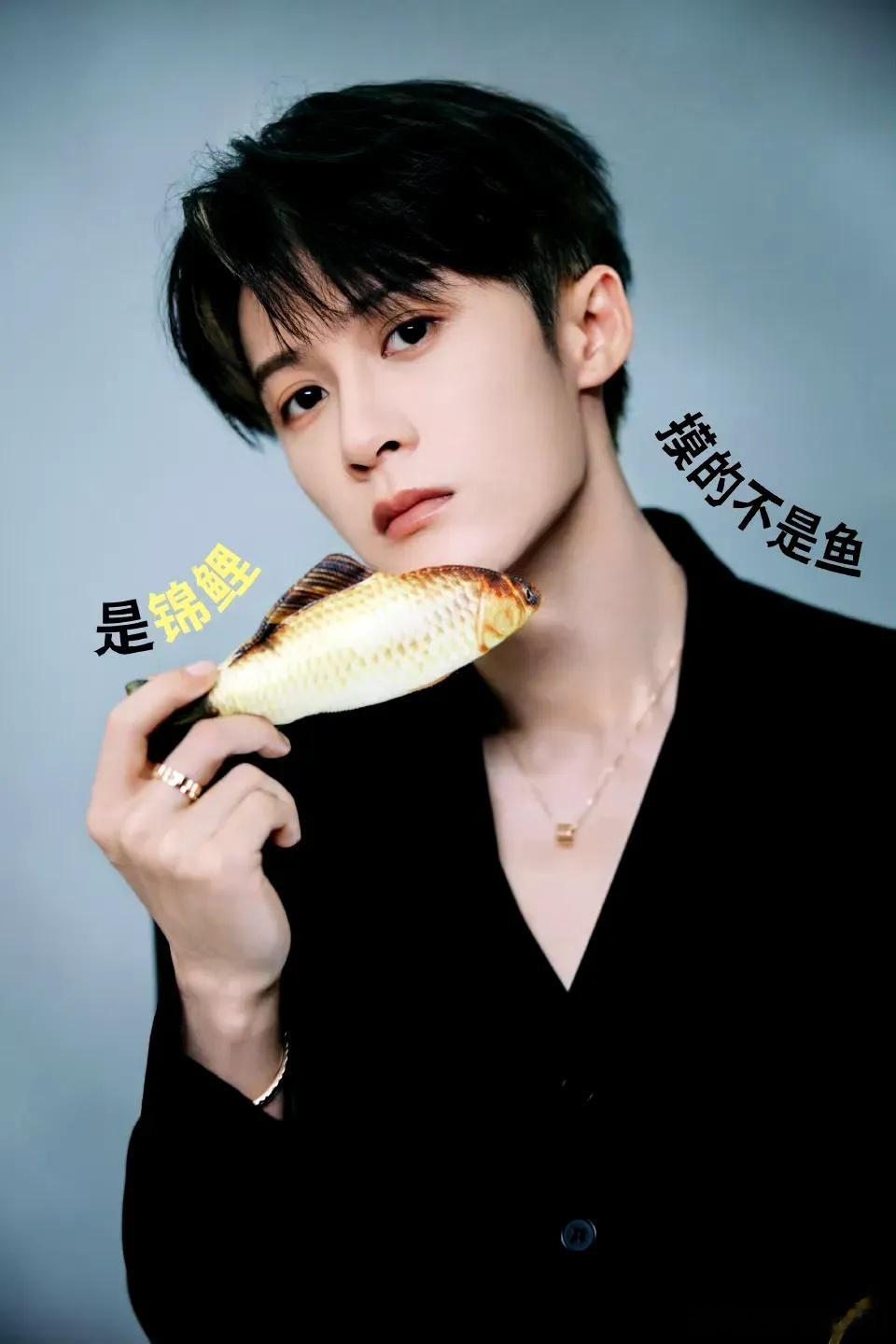 《四方馆》今天微博追剧团活动，檀健次、杜淳、阚清子参加！檀健次专门把头发染黑了，