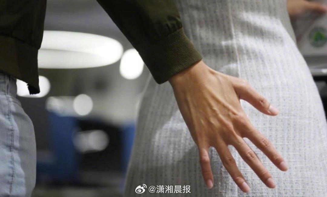【#印尼三少年涉嫌骚扰女游客被捕#，其中两人未满17岁】印度尼西亚西爪哇万隆市三