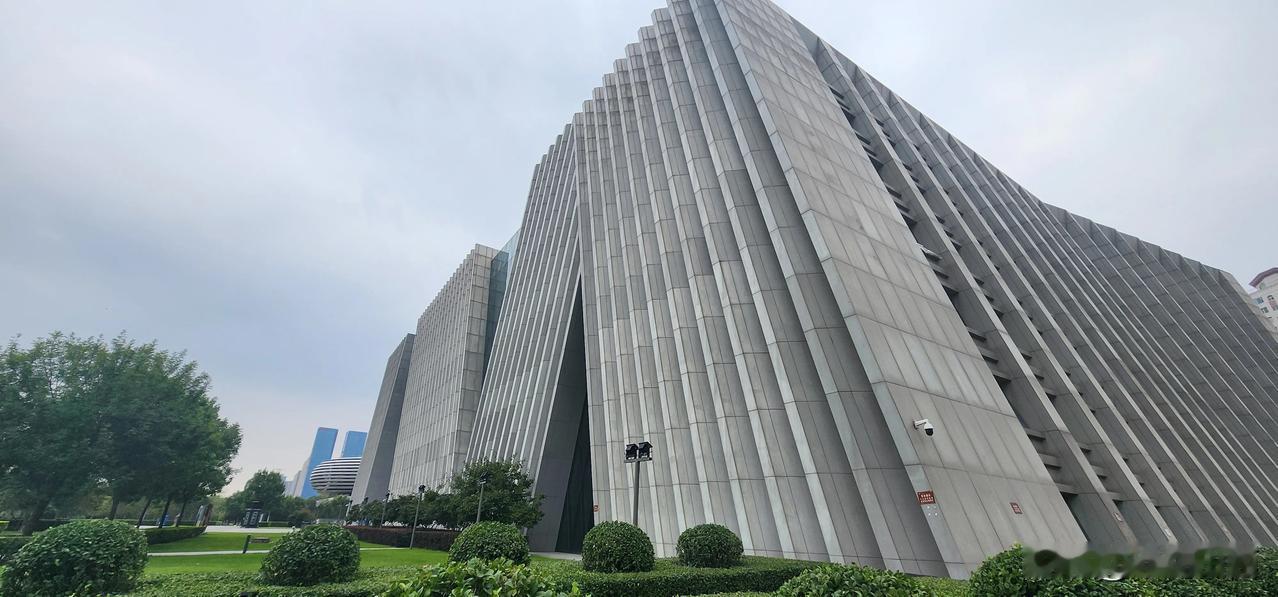 太原市图书馆，经常去的地方，一个月过去借5本左右的书，一个月去一次。建筑挺震撼的