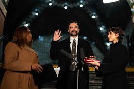 纽约新市长马姆达尼手按《古兰经》宣誓就任

美国当地时间 1 月 1 日，34 