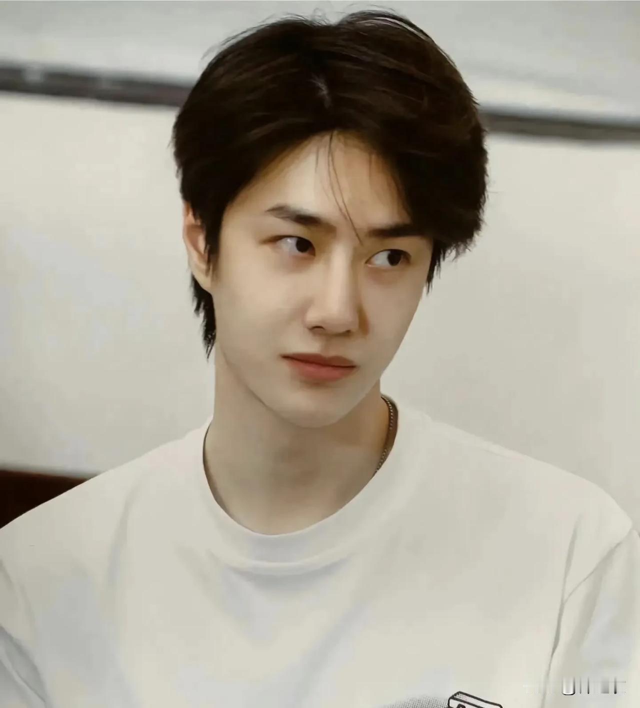 王一博这个艺人我一直觉得他很神奇，作为一个顶流，但是他很自由，真的好自由。

他