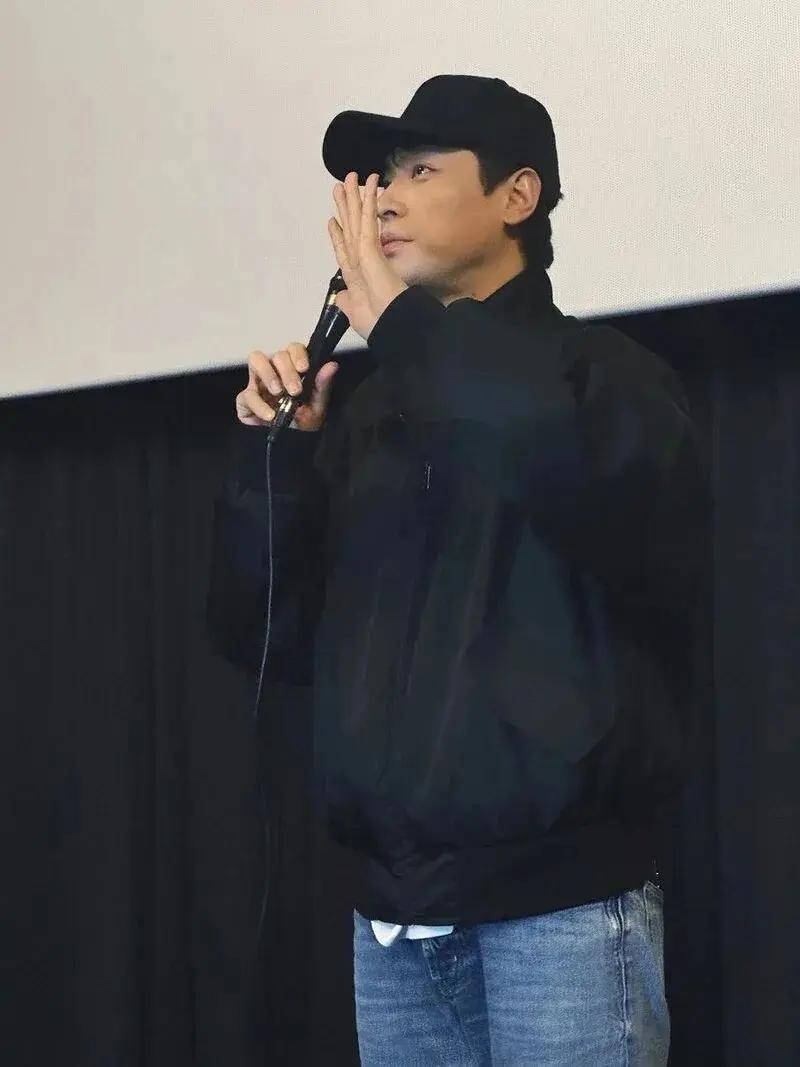 青龙舞台上搞暧昧！。他更是穿着女方送的衣服跑宣传！CP粉直接沦陷尖叫！ 韩男演员