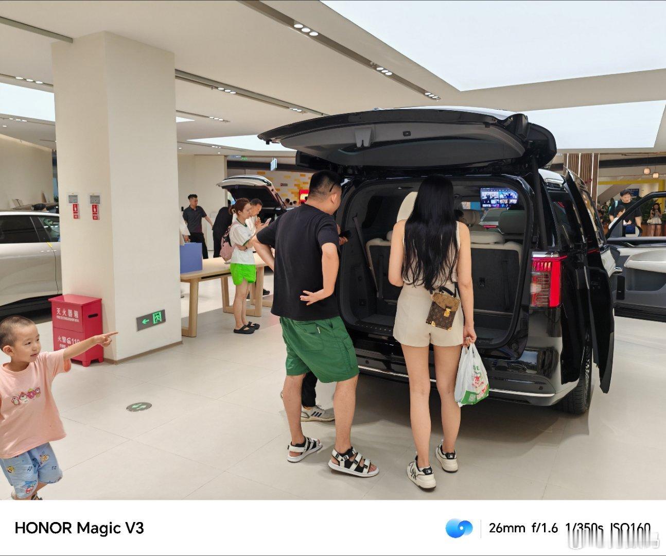 路过极氪体验店，店里看车的人特别多，基本上是以年轻人为主。我观察了下，现在买车的