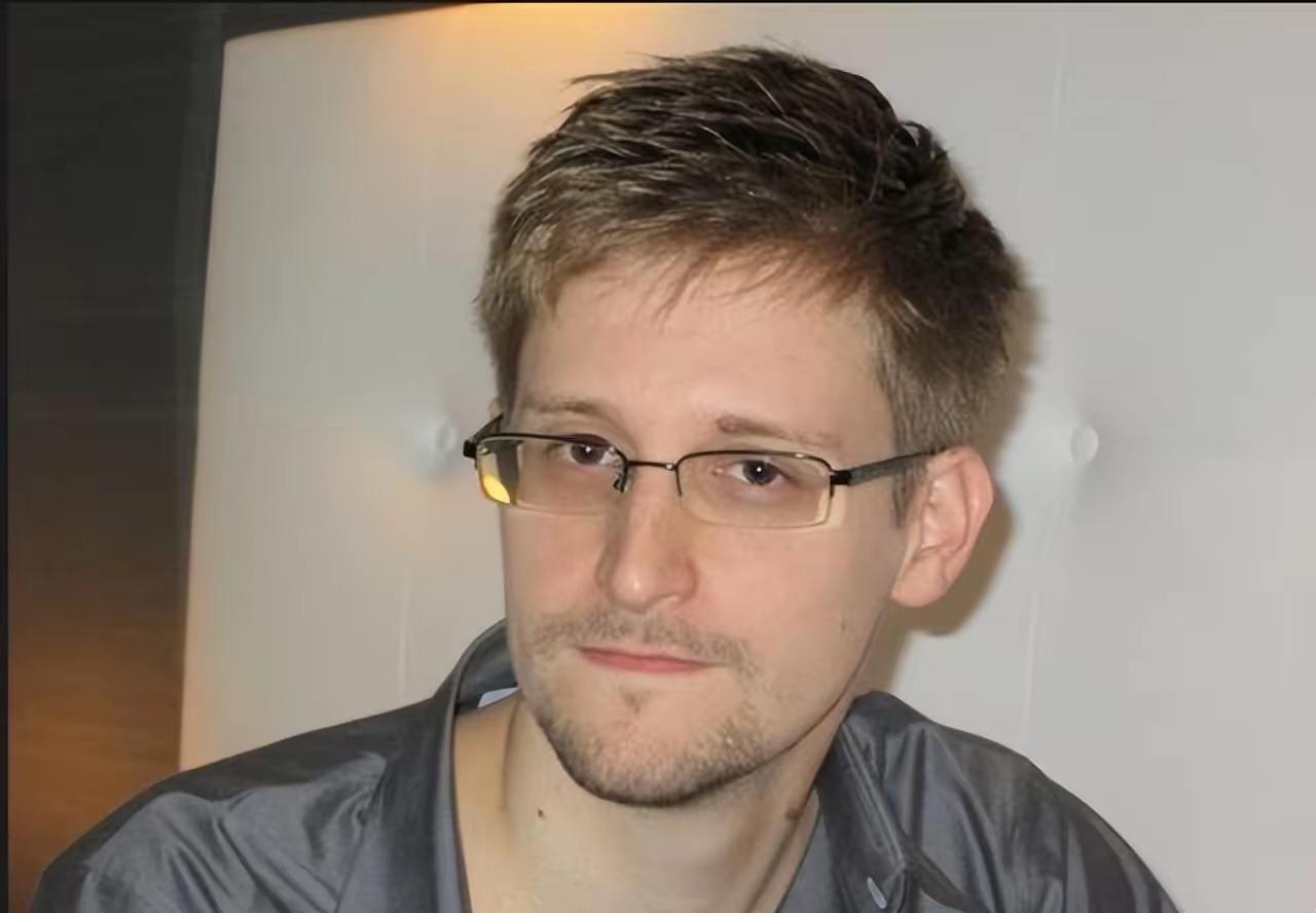 “棱镜门”爆料人斯诺登是否有可能返回美国？
近日，有媒体报道称，特朗普打算赦免斯