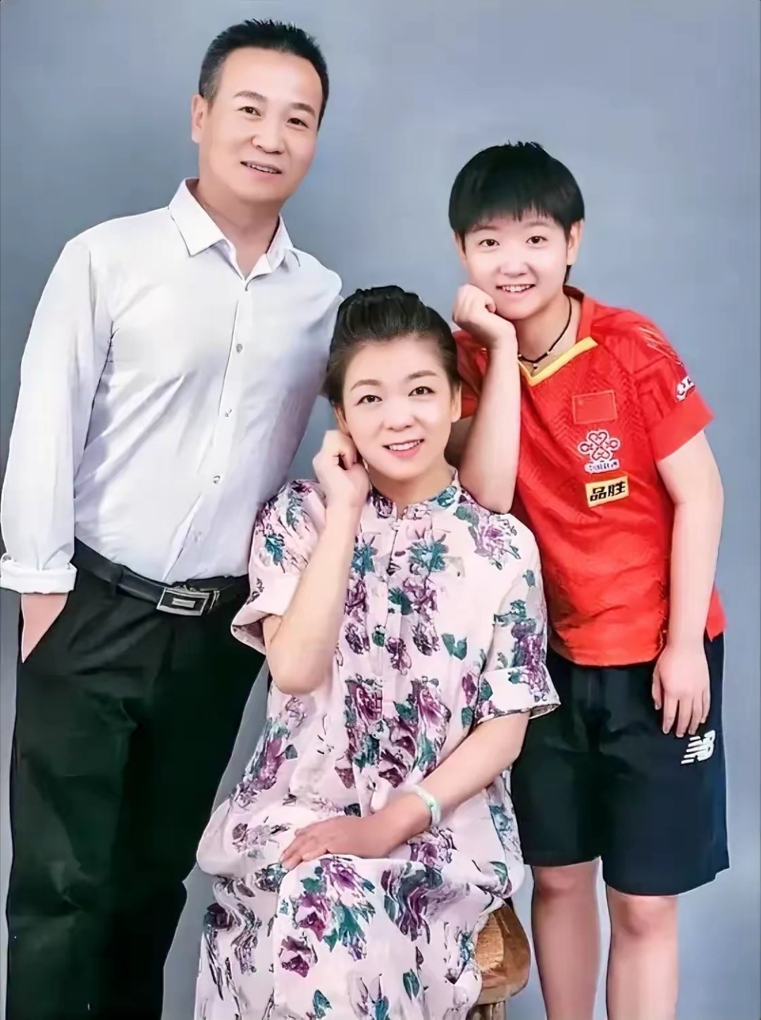 莎莎一家三口全家福！我居然发现2个有趣的现象​1、大家发现没，莎莎长相更随妈妈，