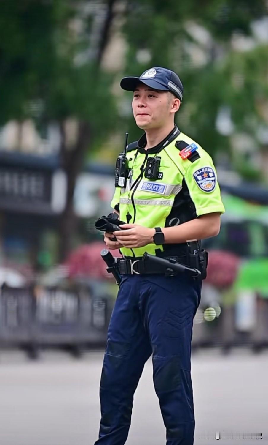 如今的自贡最帅交警陈俊再没有以前的阳光了，他眼中满是疲惫，每天在街头执勤，在别人