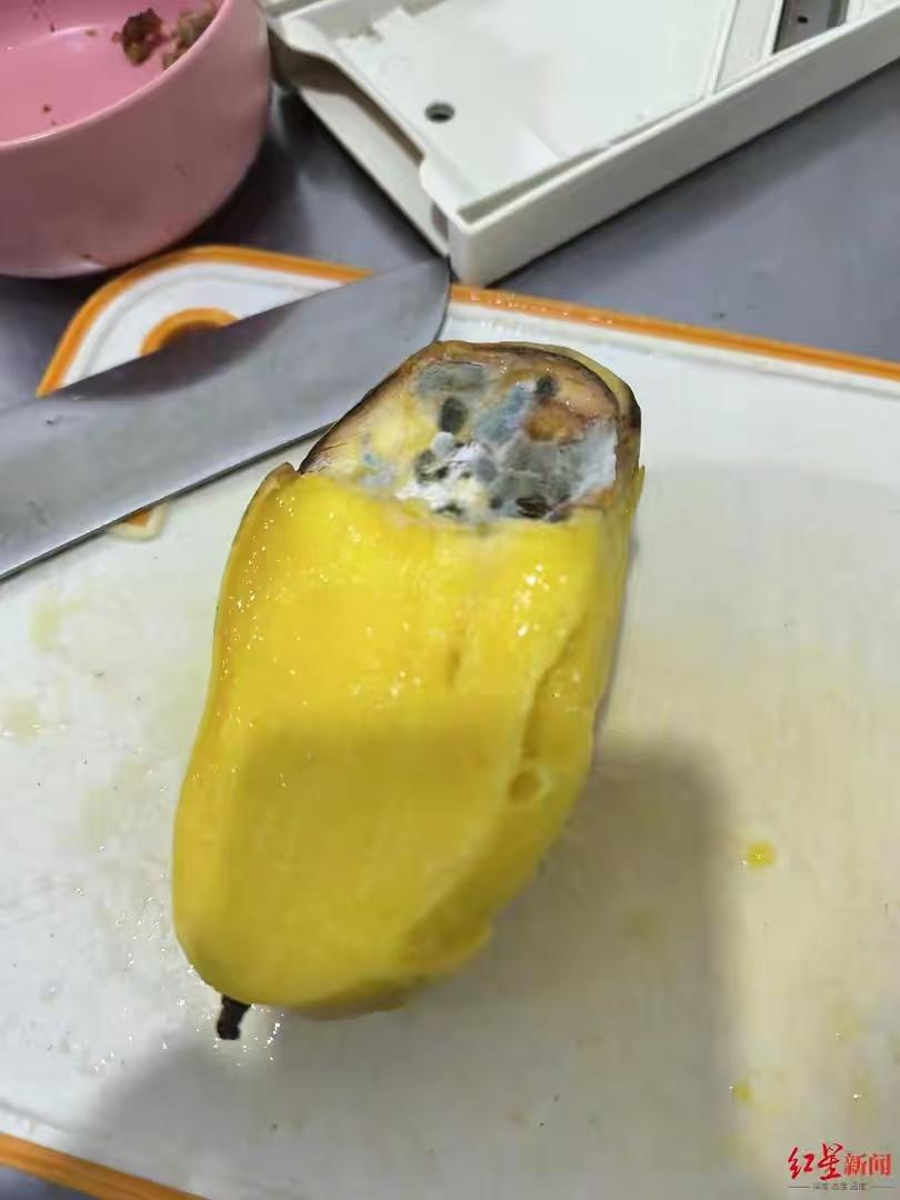 触目惊心！重庆蔓味轻食外卖连锁后厨：发霉蔬果榨汁，隔夜菜挑出变味的接着卖，店员再