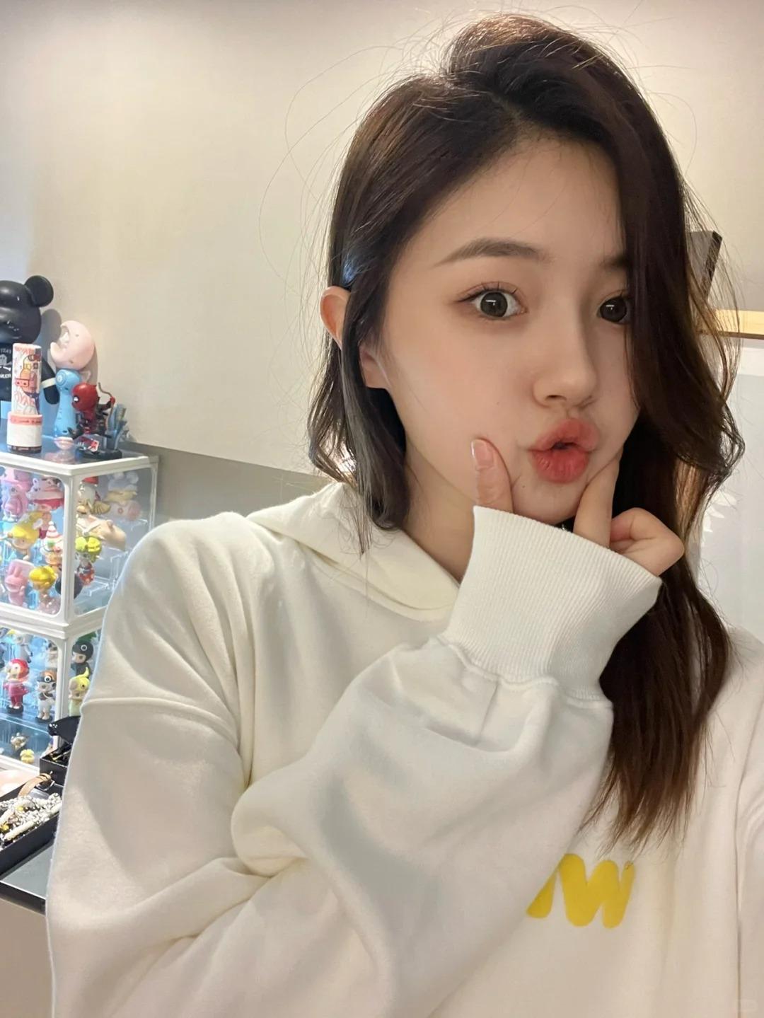 167身高宅女小妹一枚，眼白干净得像被月光浸过的瓷，没有一丝浑浊，眨眼时眼白会轻