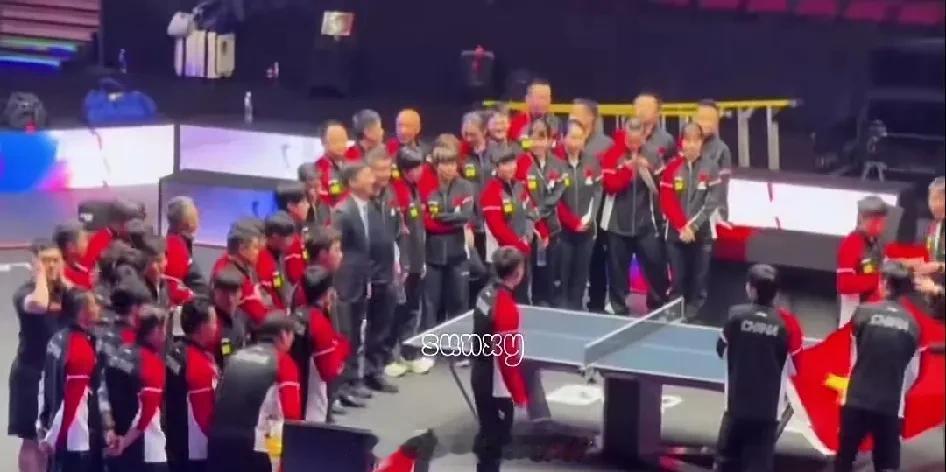 孙颖莎实在看不下去了，竟然主动上前要扯旗。美国大满贯赛合影环节现场乱哄哄的，大家