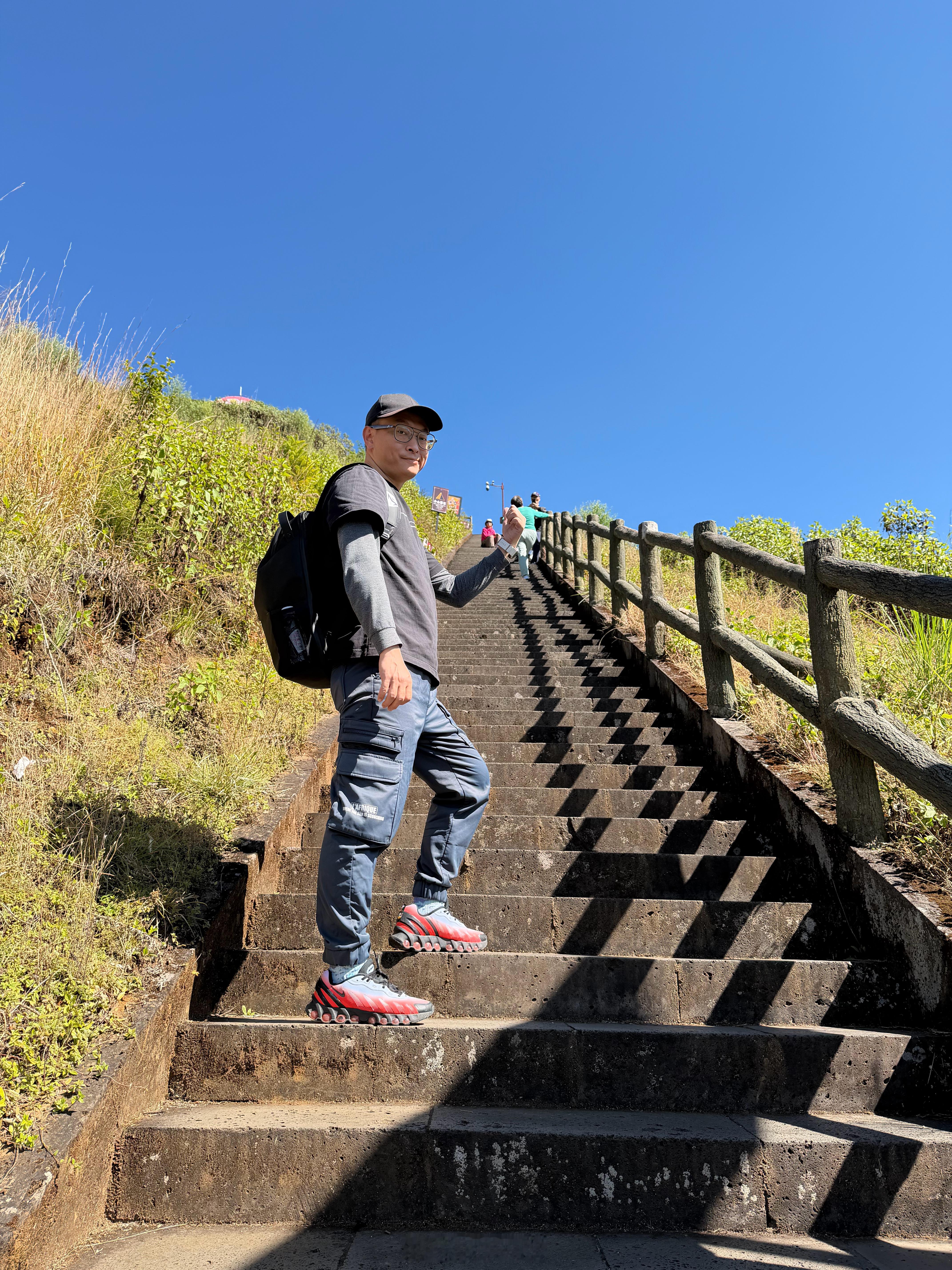 腾冲火山热地国家地质公园，这火山顶得有100米高了吧？ 还能看到远处温泉眼释出的