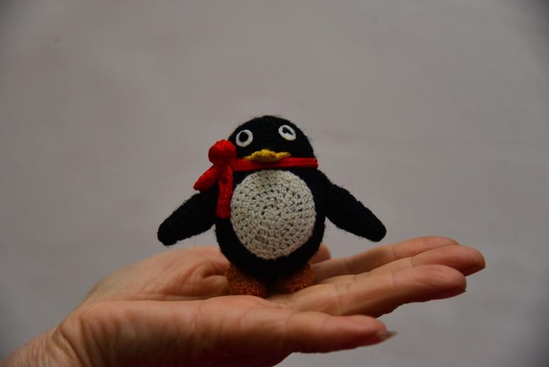 冬天来临，亲自动手制作手工艺品，成就感满满！我近期就用绒衣和毛线，自制了两条既美