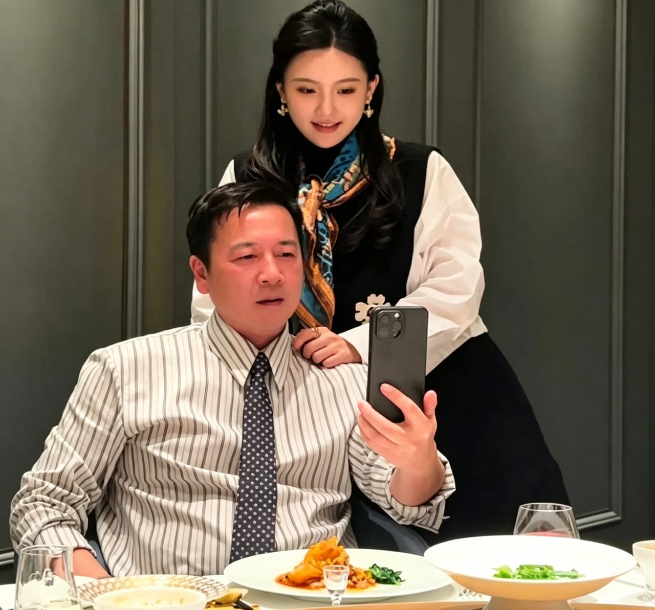 赖文峰现在日子挺滋润，老婆楚玲年轻漂亮，儿子也长得清秀帅气。一家三口聚餐自拍，看