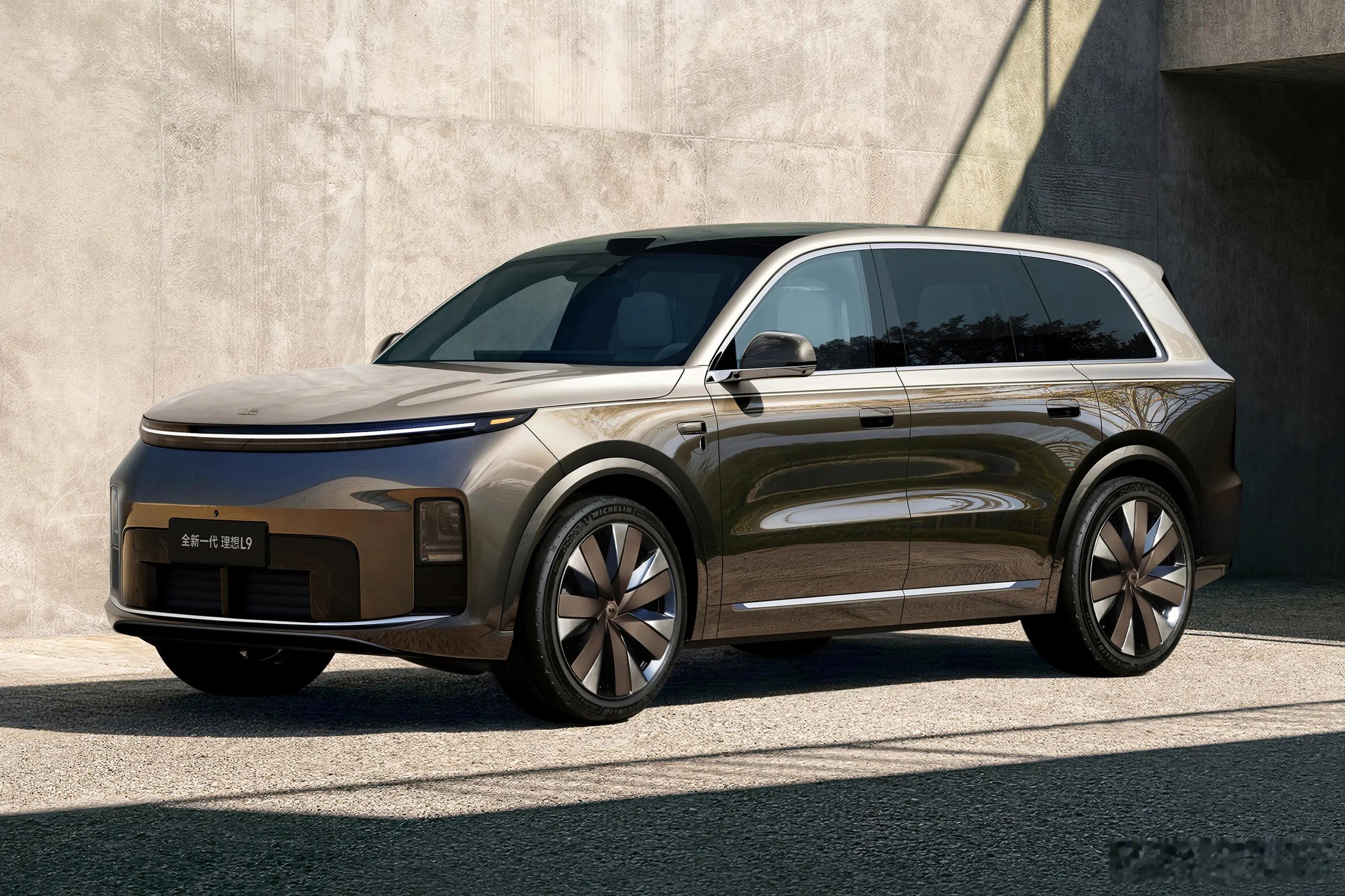 新理想 L9 这次的技术升级是真的沉下心打磨了，全域线控底盘直接拉满配置，还标配