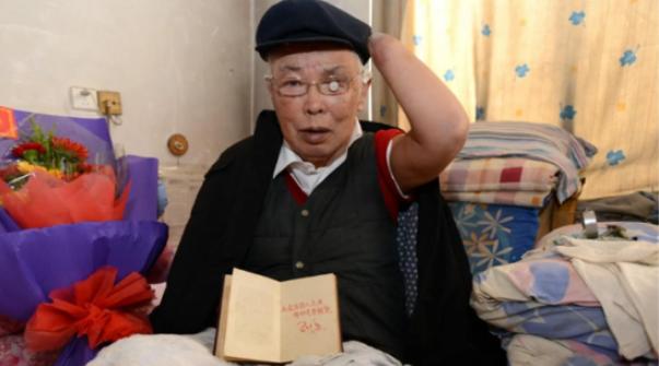 1942年，9岁的朱彦夫被尿憋醒后摸黑出去小便。谁知他刚走到院子里，突然发现小草