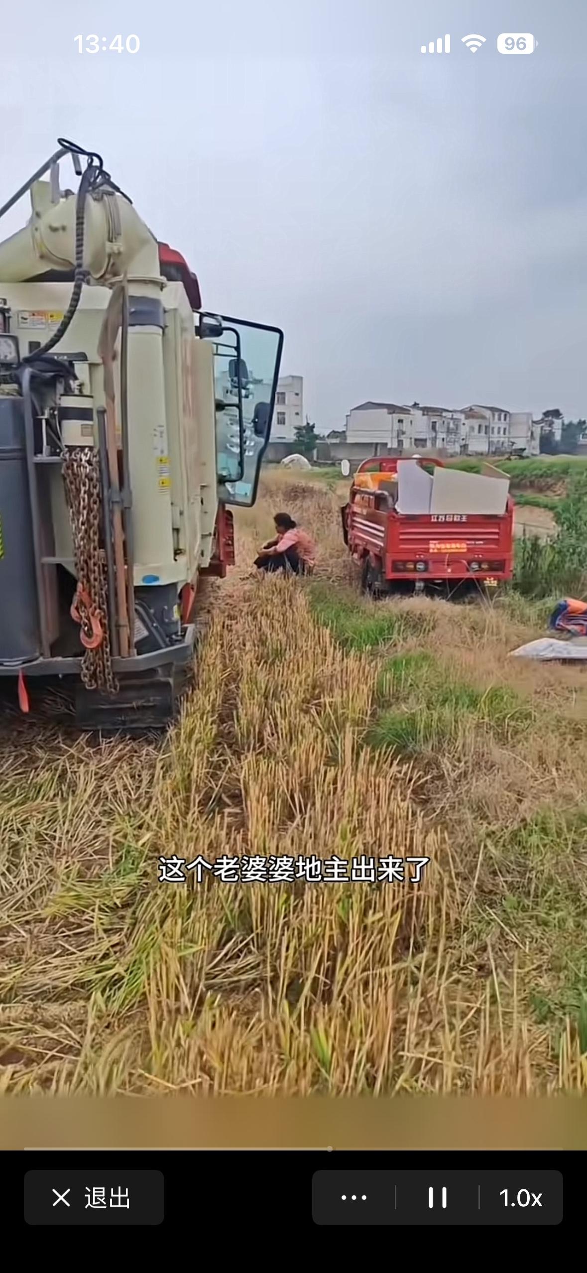 这位河南农机手有点不地道了，去收割麦子没有经过隔壁麦田主人的同意，就从人家的麦田