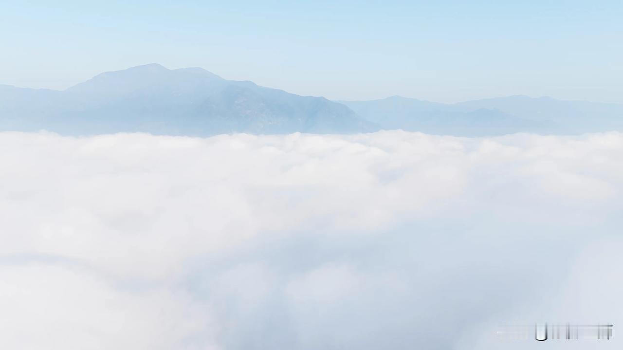 穿云高度399米以上是纯净的安详的世界，翻滚的云层底下是所有动物的喧闹。