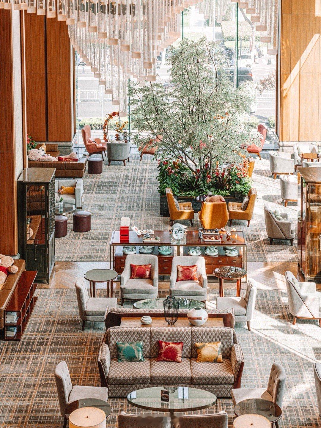 和济南的故事，从济南香格里拉开始～📍 济南香格里拉位于济南泉城广场，绝佳的地理