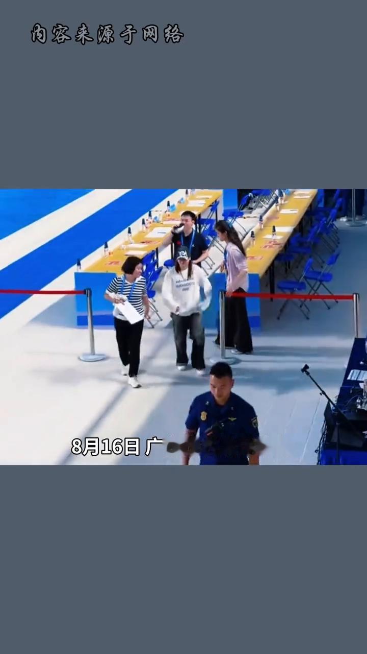 全红蝉现身省运会跳水赛场，从奥运冠军到大师姐，位置变了，对跳水的爱没变。
全红蝉