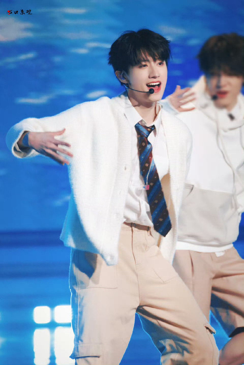 #朱志鑫学院风look# 啊啊啊啊啊朱志鑫等你的回答舞台直拍来啦[给你小心心]学