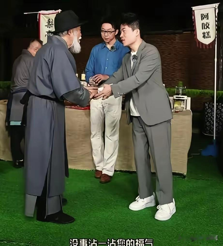 董宇辉直播间那场“梨膏事故”，
看得我又笑又捏把汗。
86岁老爷子一开口，什么“