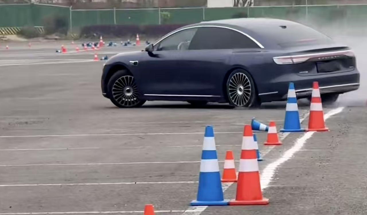 余承东直播实锤享界 S9 麋鹿测试遭人为破坏，放气、松螺栓操作刷新行业下限。中汽