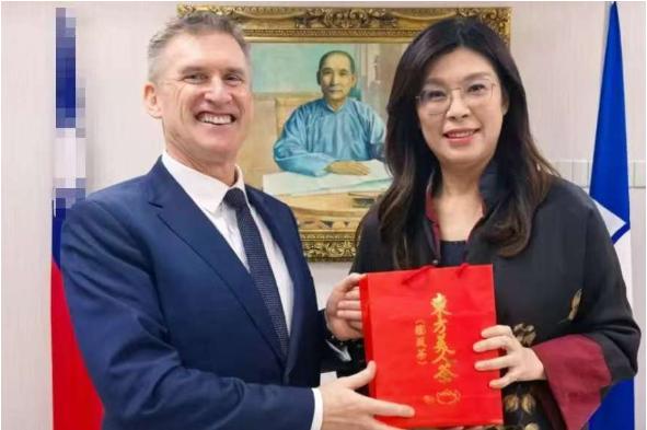 藏不住了！郑丽文的狐狸尾巴露出来了！

在12月12日，国民党主席郑丽文接见了新