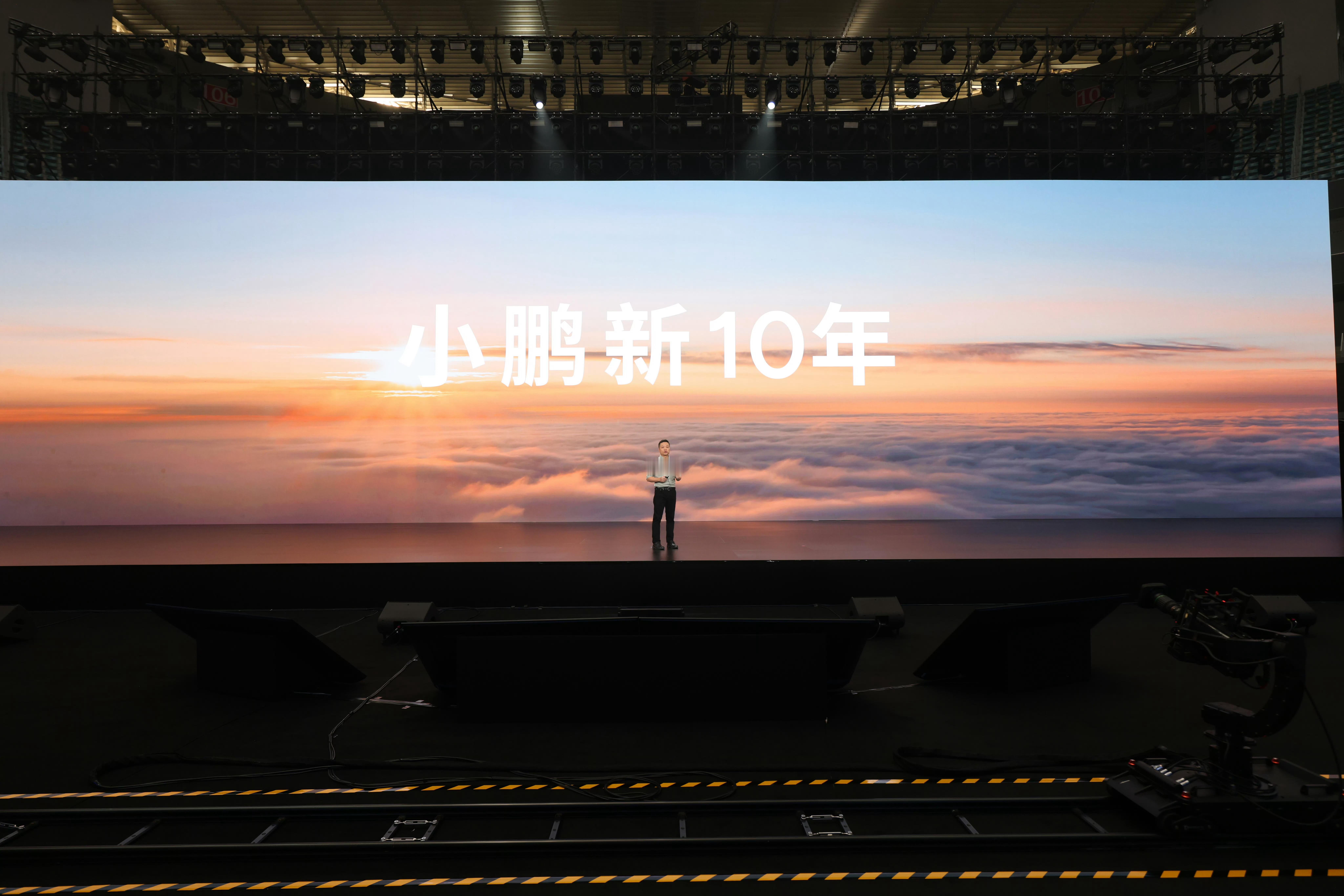 #小鹏汽车10周年##小鹏MONA上市# 小鹏AI体系：AI机器人  AI汽车 
