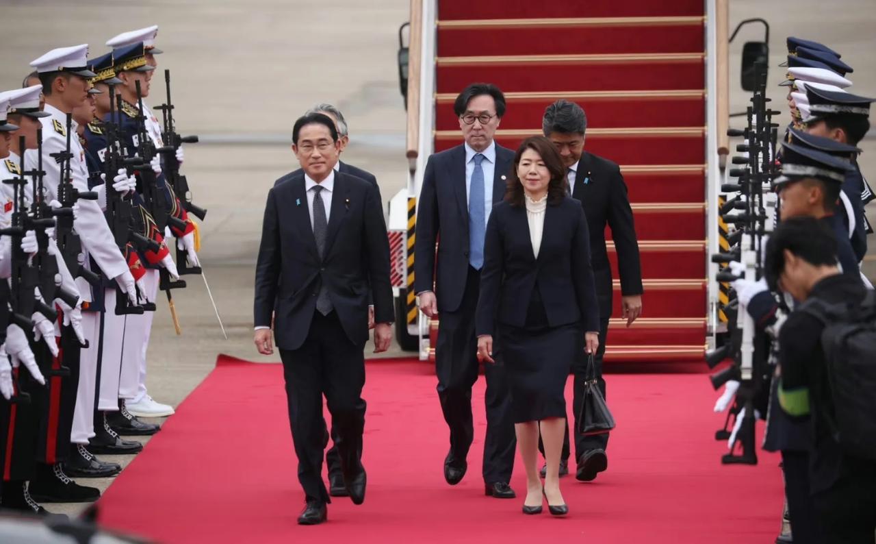 岸田文雄访问韩国，要在“中国态度强硬”的背景下深化两国合作。这是继3月中旬尹锡悦