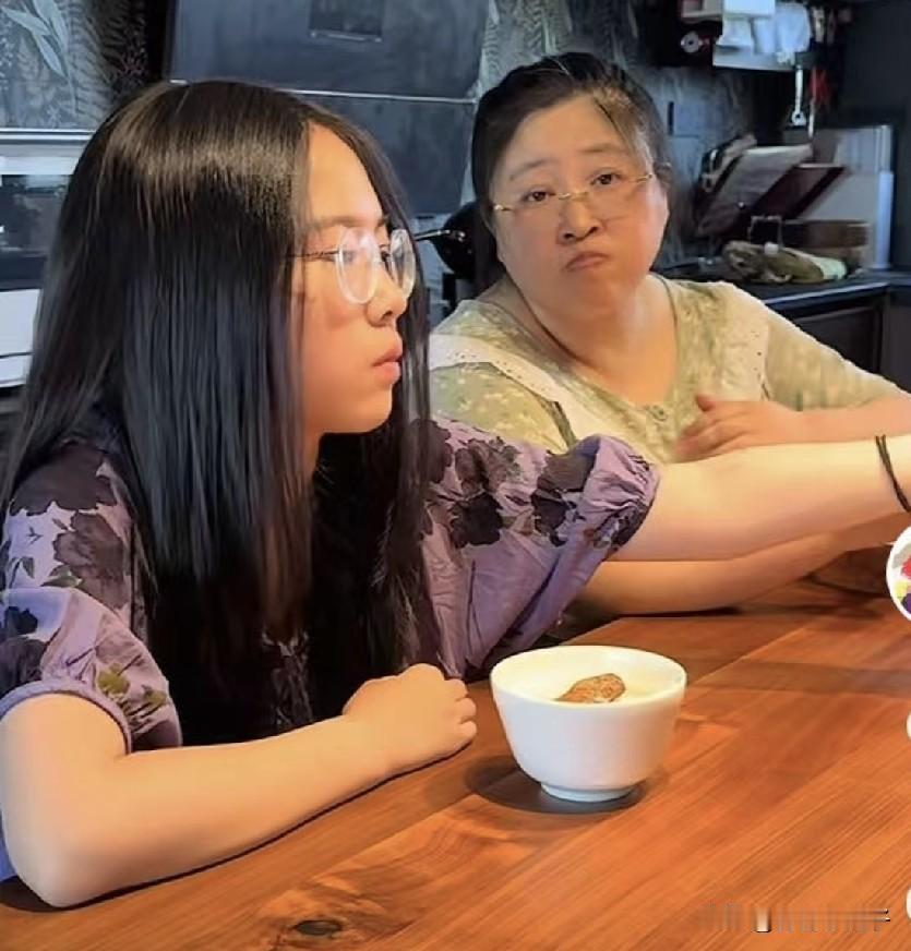 胡老师一家搬入豪宅，女儿开始攀比心重，越来越成熟，愁的铁兜睡不着觉，一脸无奈。