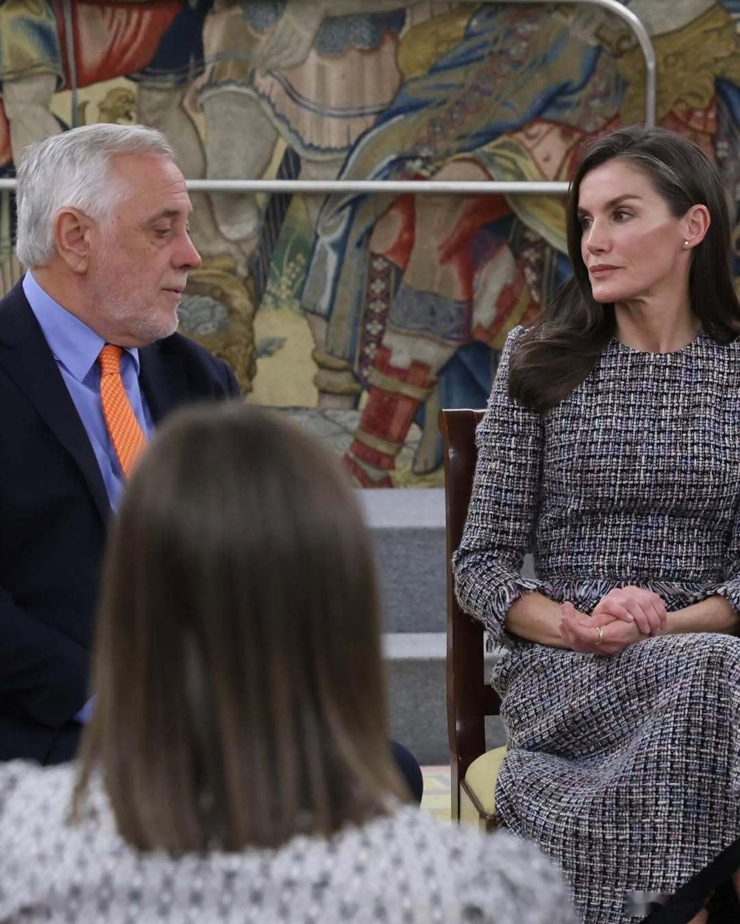 西班牙王室 🇪🇸1月27日，莱蒂齐亚王后为梅赛德斯-奔驰马德里时装周的管理团