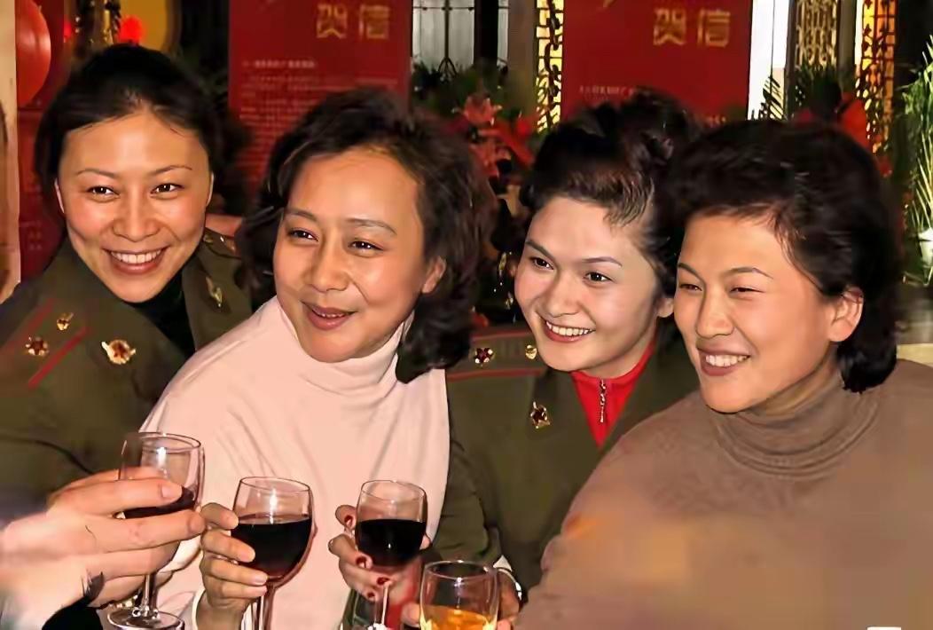 我敢说，这张照片里的人，如果你能认出三位，我估计，你已经古来稀了！不信你试试看吧