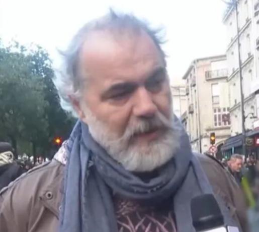 法国骚乱现场采访闹事男子，一句话直接把三观干碎了，被问为啥洗劫亚裔店铺，他张口就